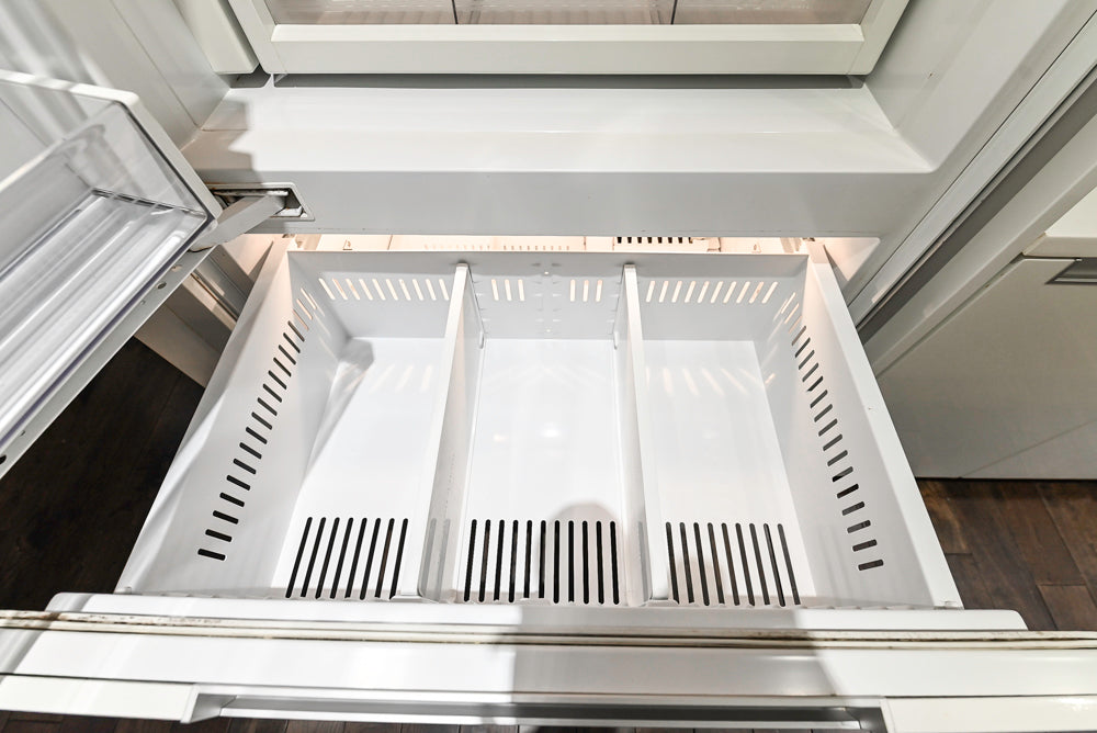 Poggenpohl Modern White Lacquered Kitchen with Appliances