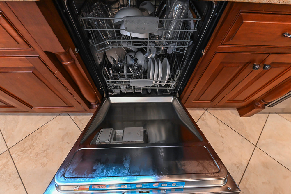 "The Winchester" Traditional Wooden Kitchen with Granite Countertops and Appliances