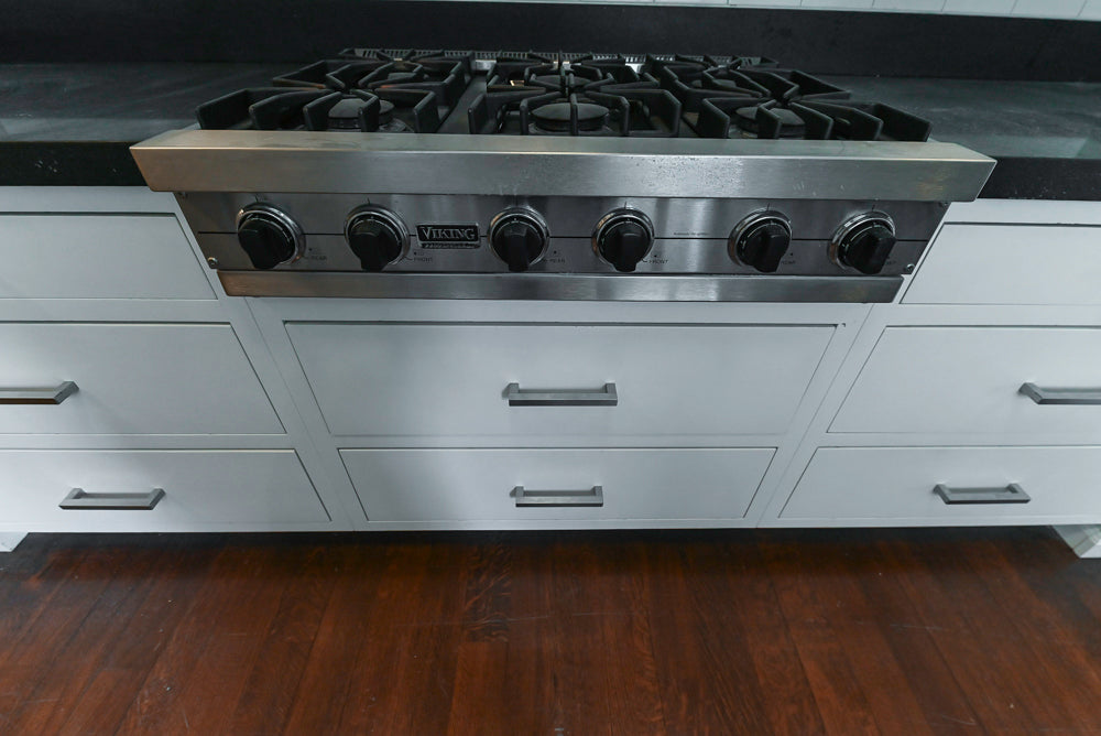 Premier White Transitional Kitchen | Viking Appliances – Aurora Circ