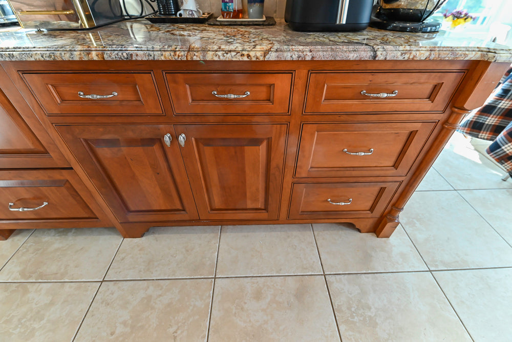 “The Woodford” Traditional Custom Wooden Kitchen with Island, Wolf Rangetop & Sub-Zero Refrigerator