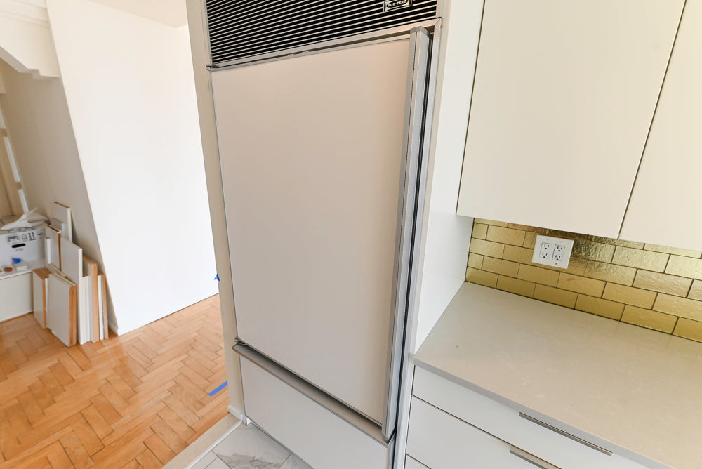Leicht Modern Off White Kitchenette with Quartz Countertops & Smeg Appliances