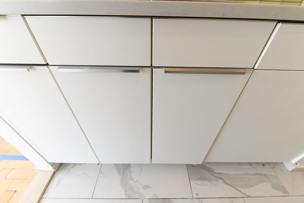 Leicht Modern Off White Kitchenette with Quartz Countertops & Smeg Appliances