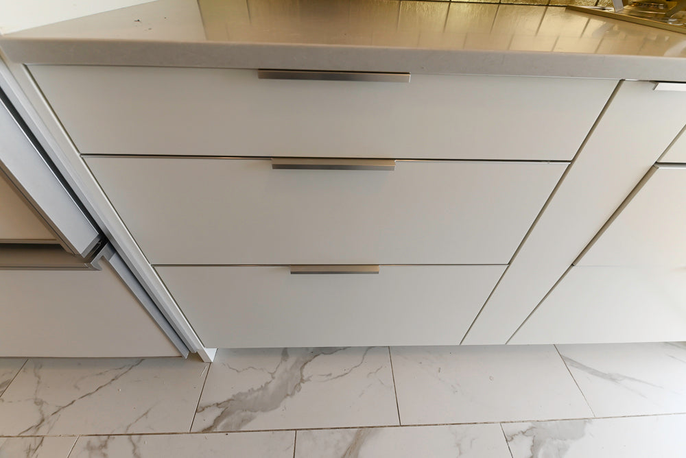 Leicht Modern Off White Kitchenette with Quartz Countertops & Smeg Appliances