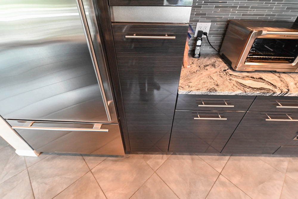 Ultracraft Black Horizontal Grain Thermofoil Modern Kitchen with Appliances