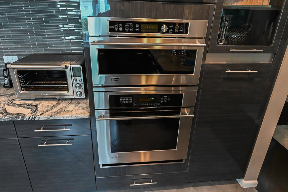 Ultracraft Black Horizontal Grain Thermofoil Modern Kitchen with Appliances