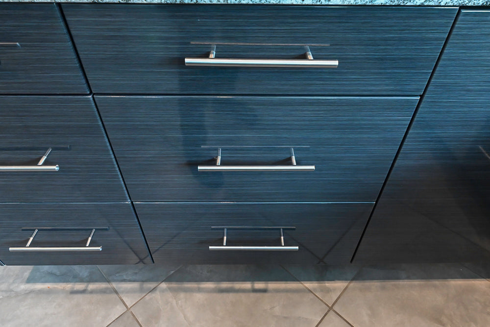 Ultracraft Black Horizontal Grain Thermofoil Modern Kitchen with Appliances