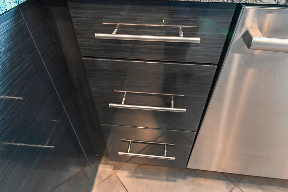 Ultracraft Black Horizontal Grain Thermofoil Modern Kitchen with Appliances