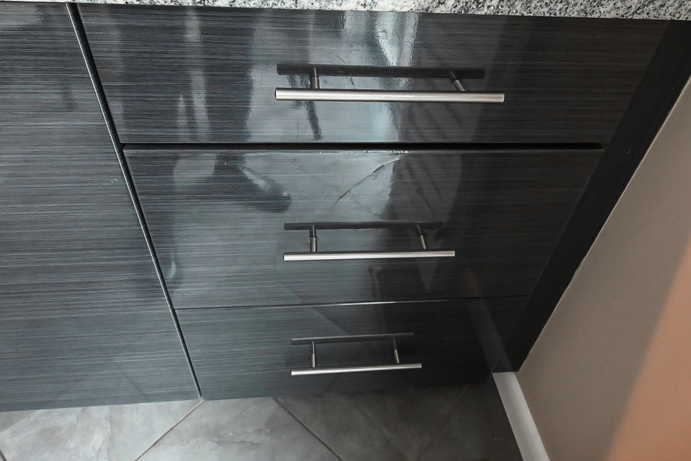 Ultracraft Black Horizontal Grain Thermofoil Modern Kitchen with Appliances