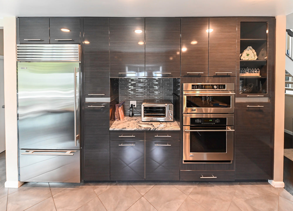 Ultracraft Black Horizontal Grain Thermofoil Modern Kitchen with Appliances