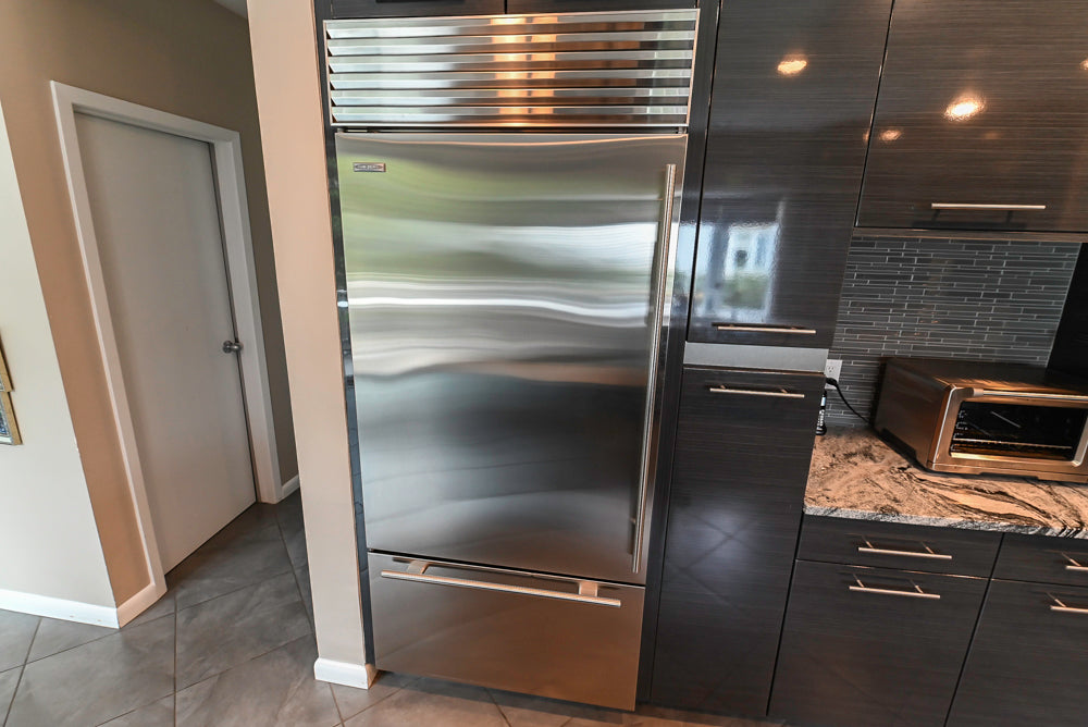 Ultracraft Black Horizontal Grain Thermofoil Modern Kitchen with Appliances