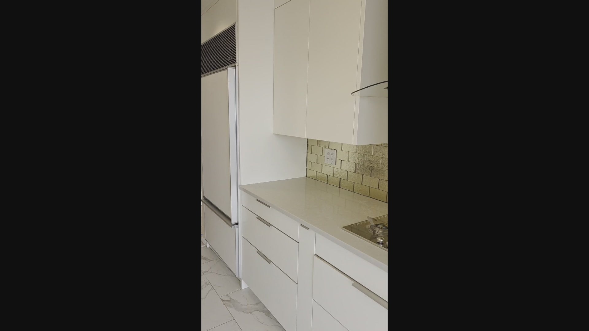 Load video: Leicht modern off white kitchenette with integrated Smeg oven and cooktop