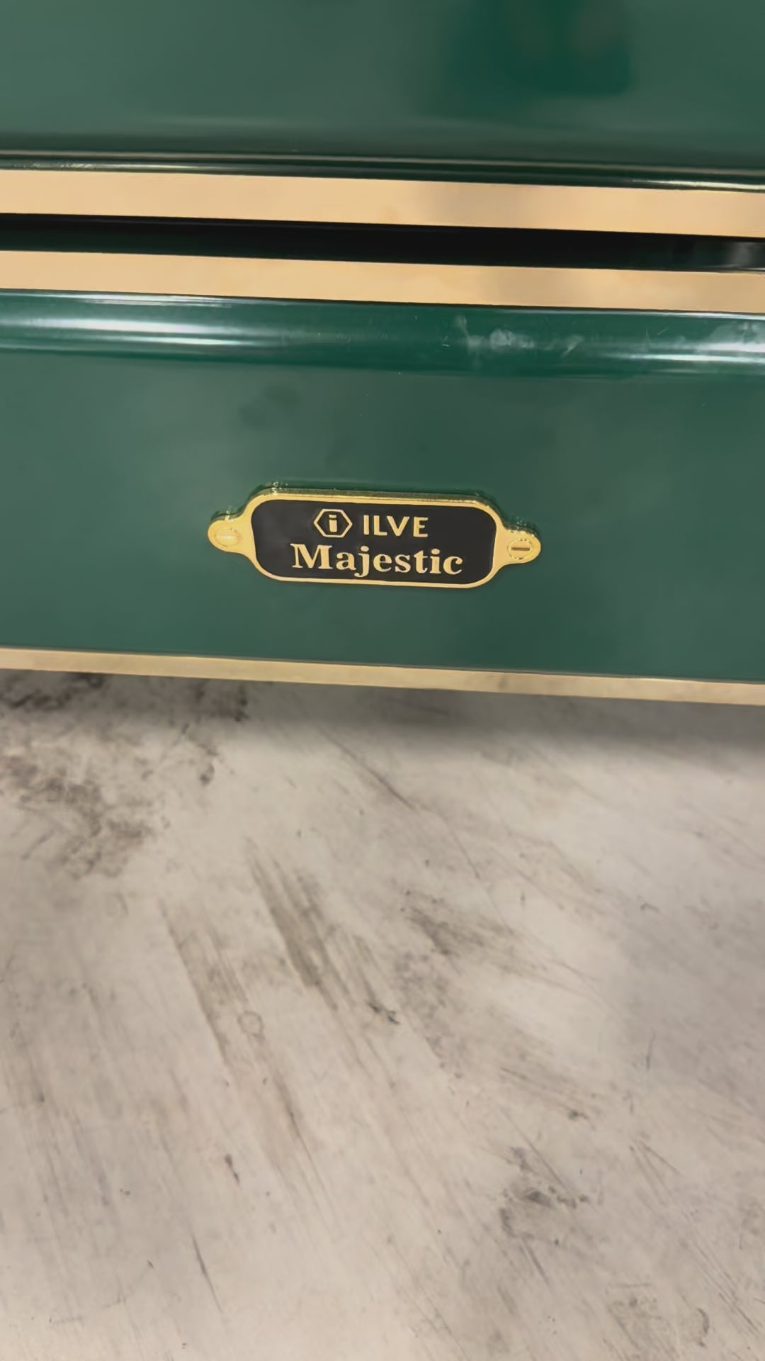 Load video: ILVE UMDI10NS3 Majestic II 40 inch induction range emerald green brass trim front view